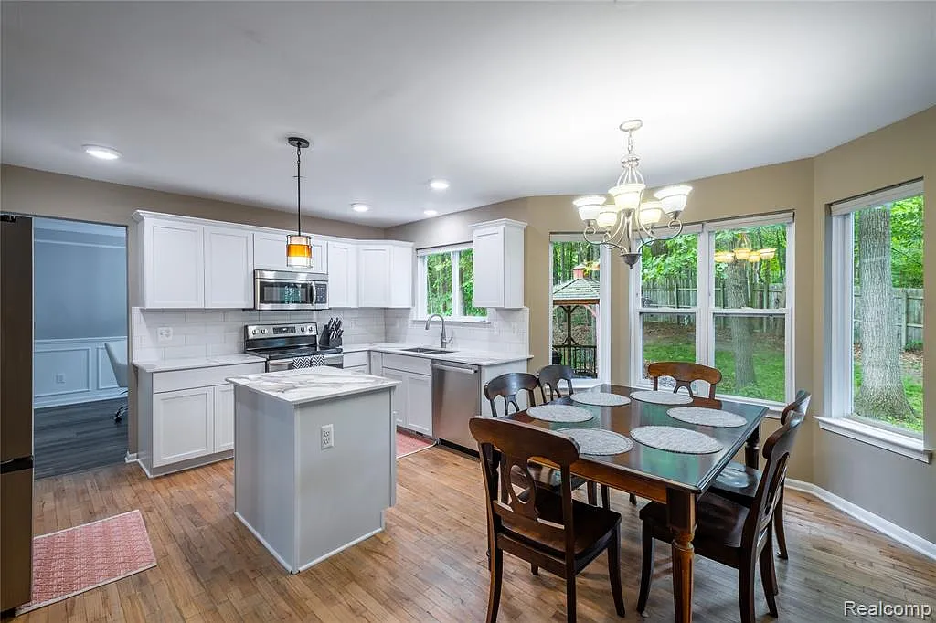 4 bed, 3.0 bath, 2853 sqft, $3,000 — Photo 4