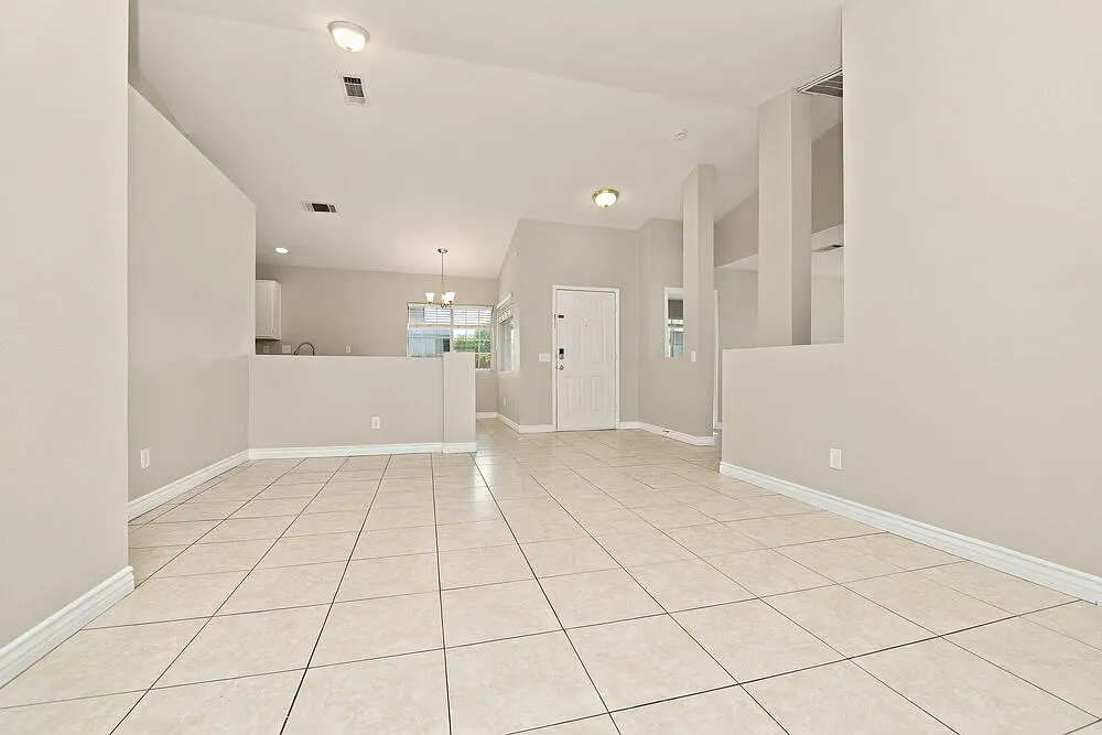 3 bed, 2.0 bath, 1374 sqft, $2,050 — Photo 4