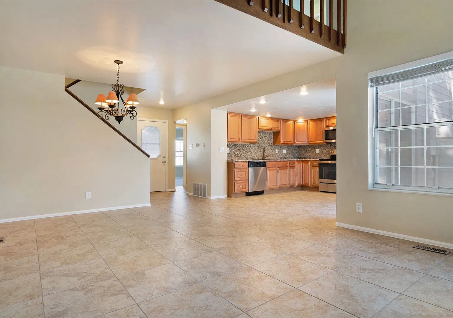 3 Bedroom Townhouse in School District #12, Main Level bedroom, 1 Car Garage — Photo 3