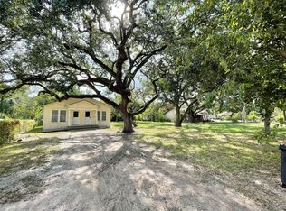 813 Nursery Rd, Clute, TX 77531