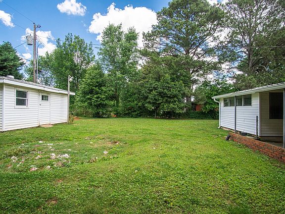 3rd image of 1005 Woodbine Rd