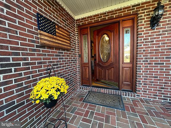 4th image of 6904 Governors Grant Ln