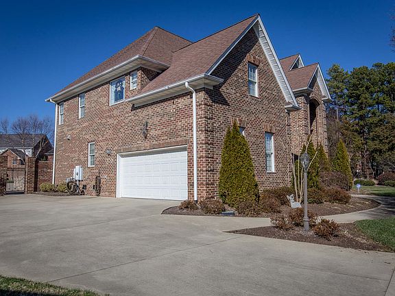 DOUBLE SIDE-ENTRY GARAGE