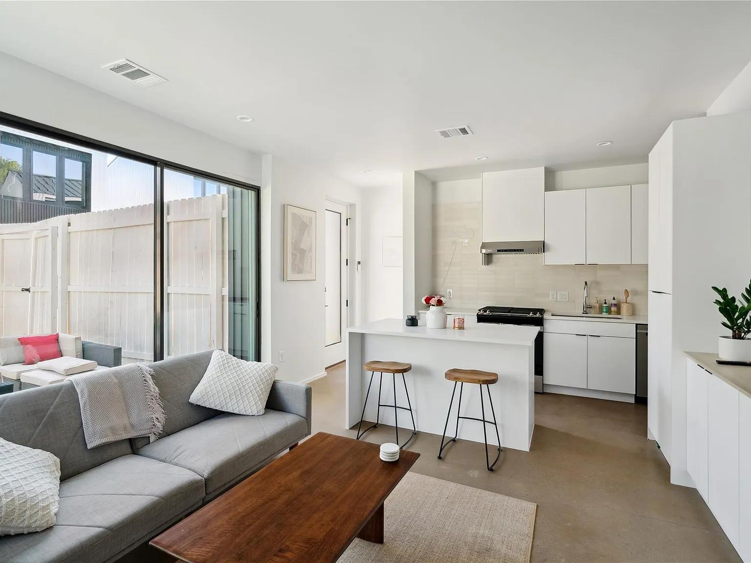 2 bed, 2.5 bath, 1000 sqft, $2,850 — Photo 4