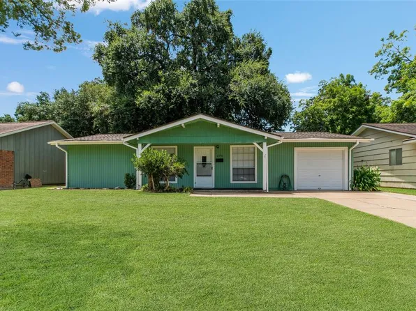 270 N Shanks Street, Clute, TX 77531
