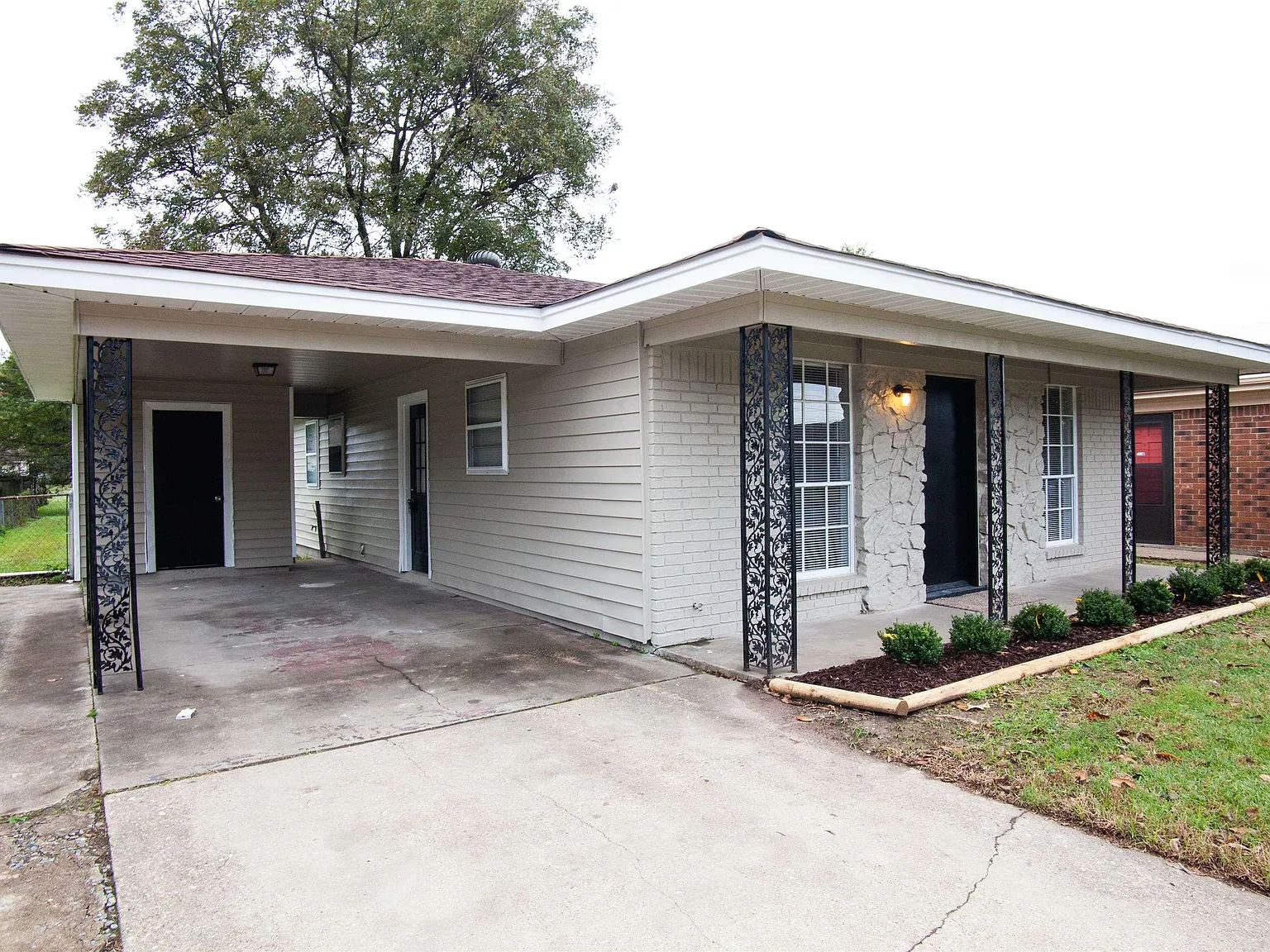 3 bed, 1.0 bath, 984 sqft, $1,095 — Photo 2