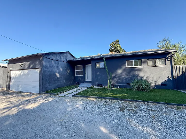 6744 Mulholland Dr — Photo 18