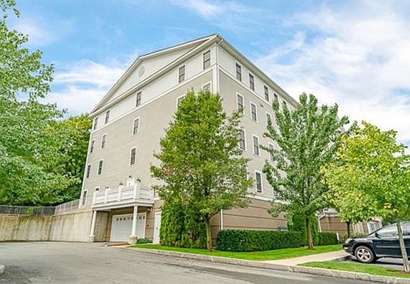 2nd image of 10 Crowninshield St Unit 201