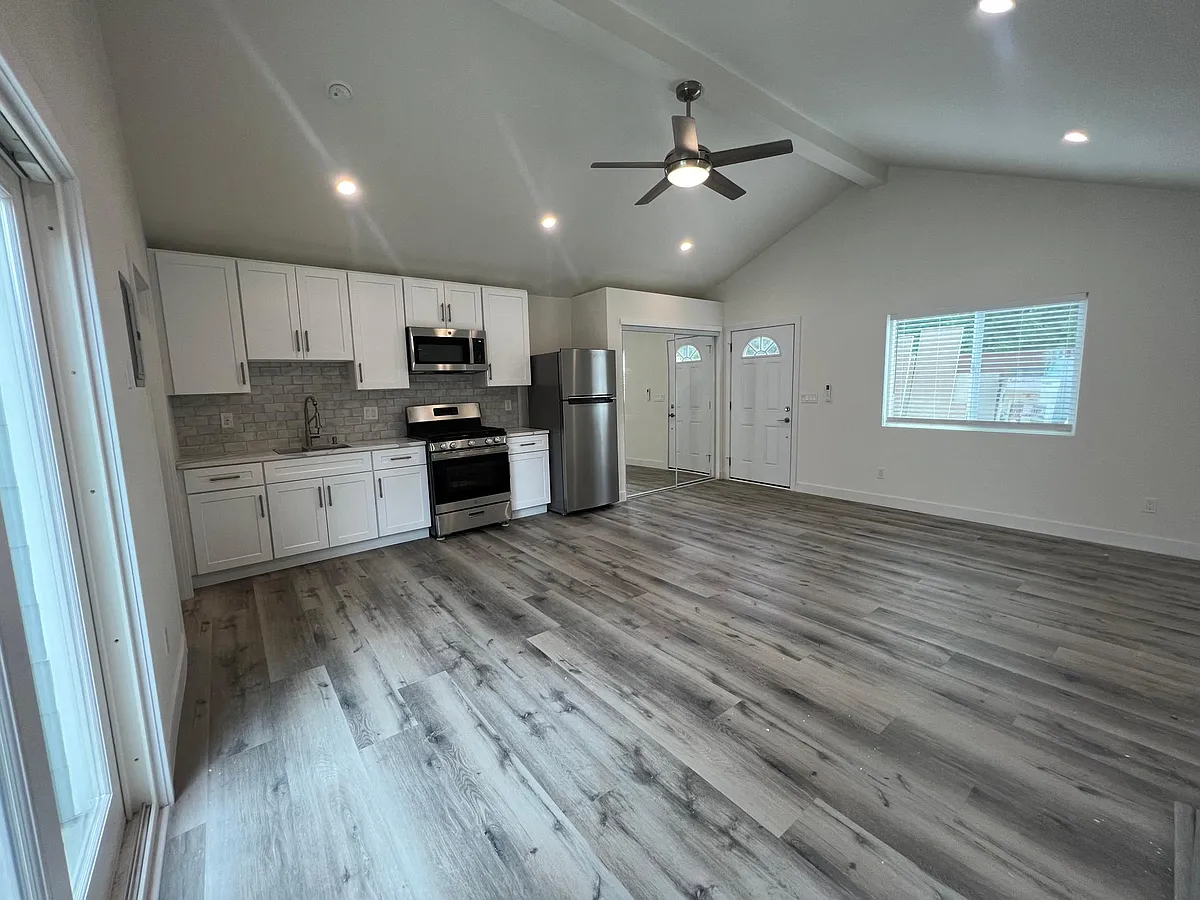 Building Photo - 20518 Strathern St #1/2