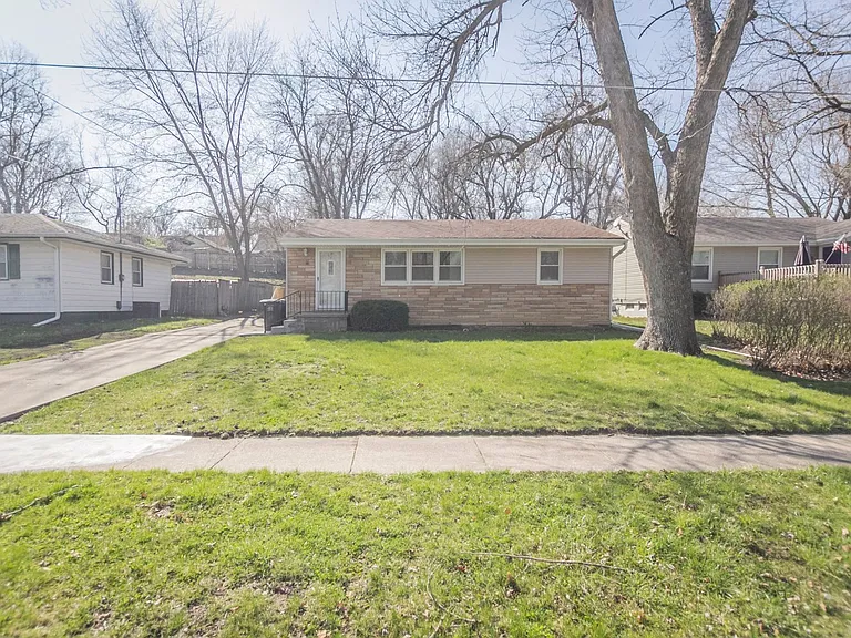 7390 Southview Dr — Photo 1