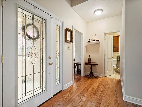 5th image of 101 Quaker Ridge Ct