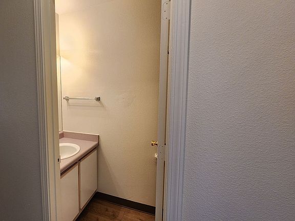 4th image of 404 Valley Cir APT B