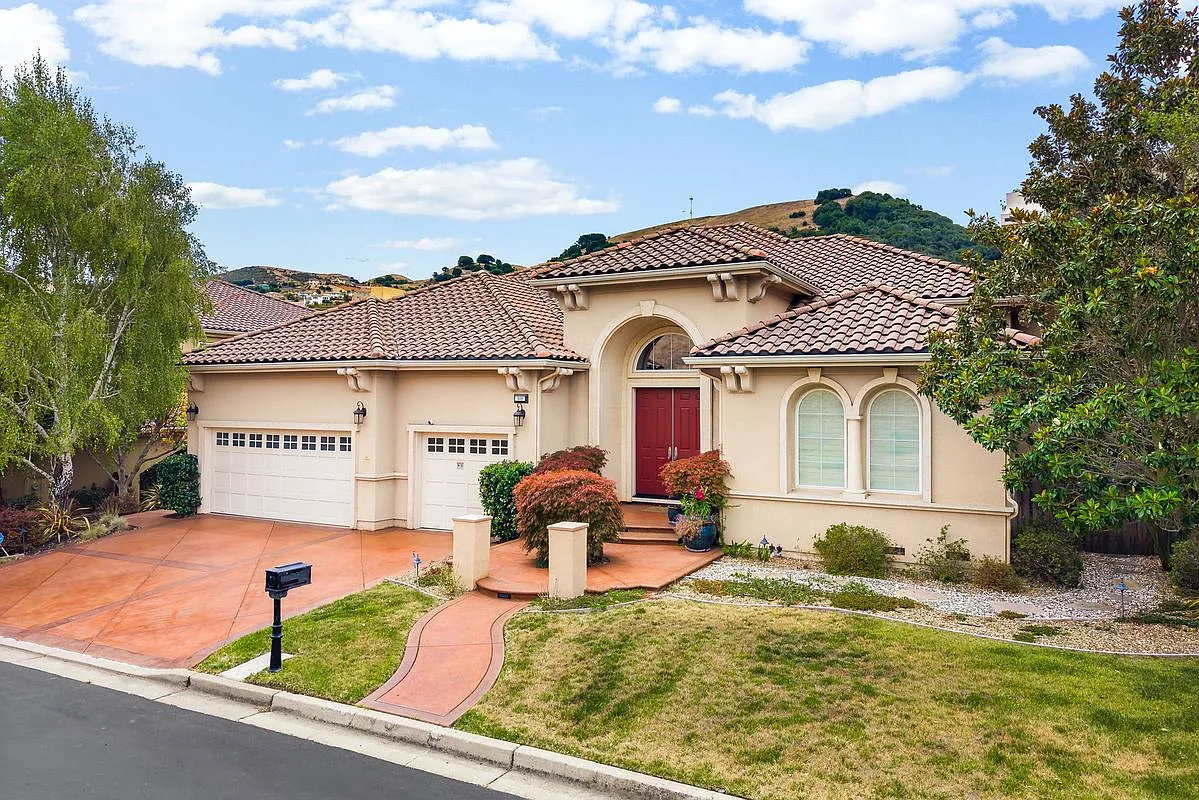 5 bed, 4.5 bath, 5053 sqft, $9,800 — Photo 2