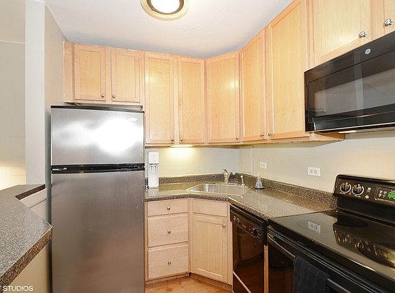 4th image of 1419 N State Pkwy APT 402