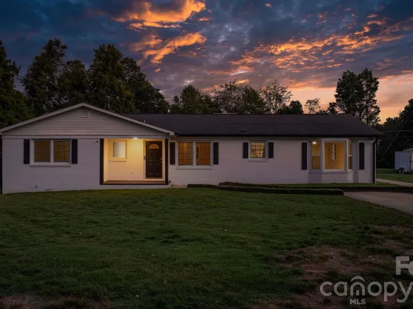 5795 Valley Field Rd, Hickory, NC 28602