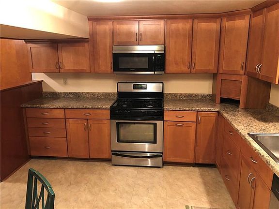 4th image of 221 W Larkspur St