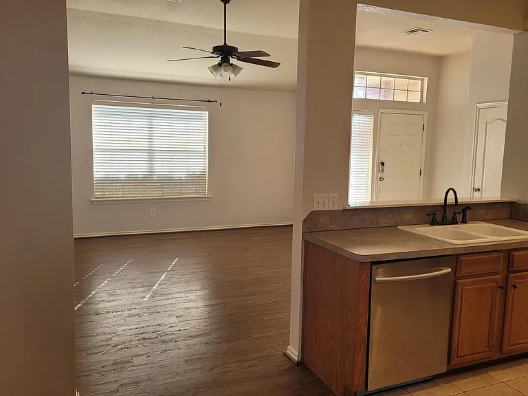 705 Shadowhill St — Photo 2