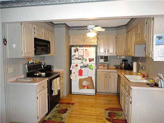 3rd image of 29 Pond Brook Dr