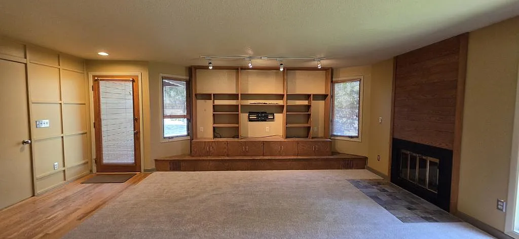 889 E Pennsylvania Dr — Photo 4