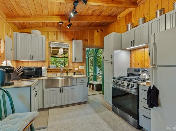 828 Hickory Hill Road, Highlands, NC 28741