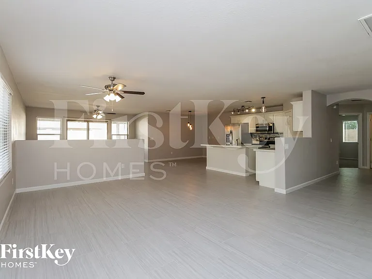 1130 E Oak Rd — Photo 2