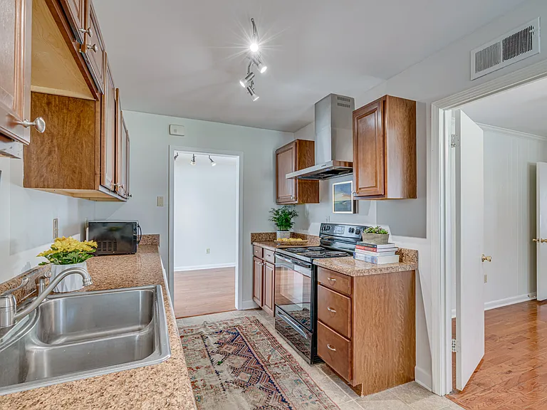 444 Meadowcrest Cir — Photo 4