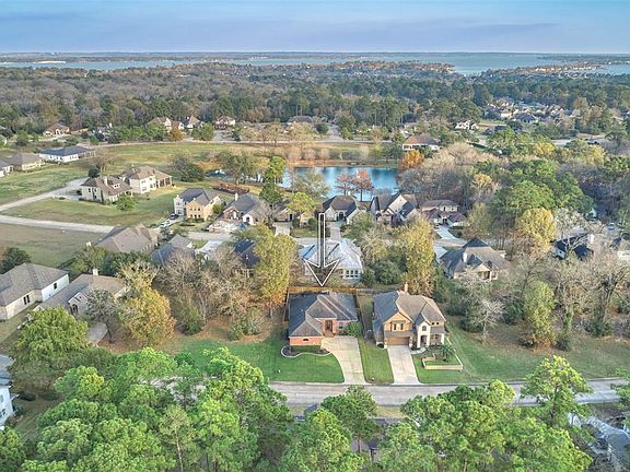 This home is perfectly located just a short distance from Lake Conroe, close to the park and west entrance of Bentwater for a quicker commute.