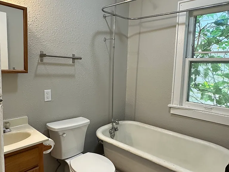 425 E Smith St #1 — Photo 8