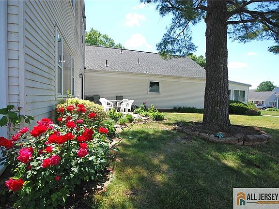 5th image of 220 Manchester Ln #B