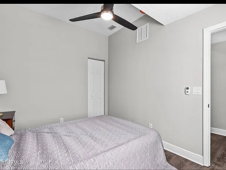 1049 E Union St — Photo 8