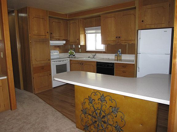 Nice kitchen w/peninsula