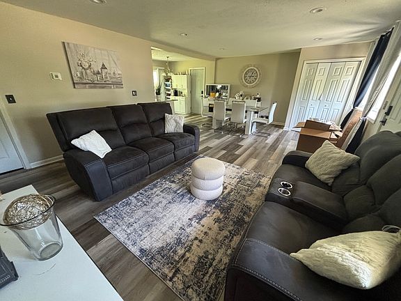 3rd image of 794 Robinhood Dr