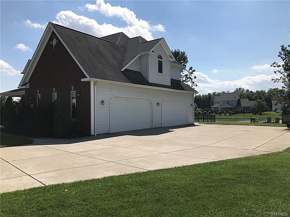 3rd image of 7270 Edgewater Cir