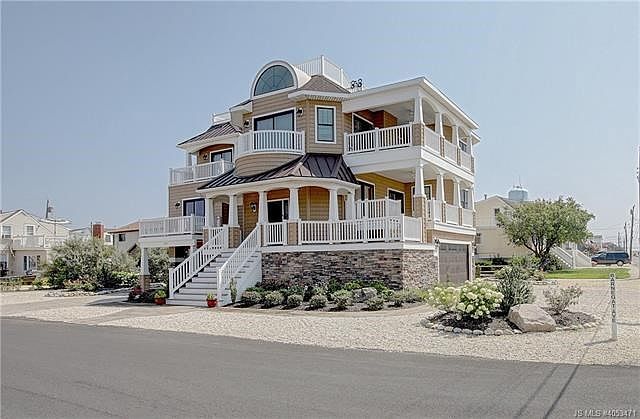 Large 75 x 100 lot just 1 house from the bay