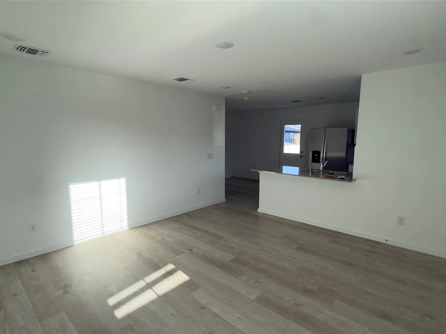 3 bed, 2.0 bath, 1353 sqft, $1,600 — Photo 2
