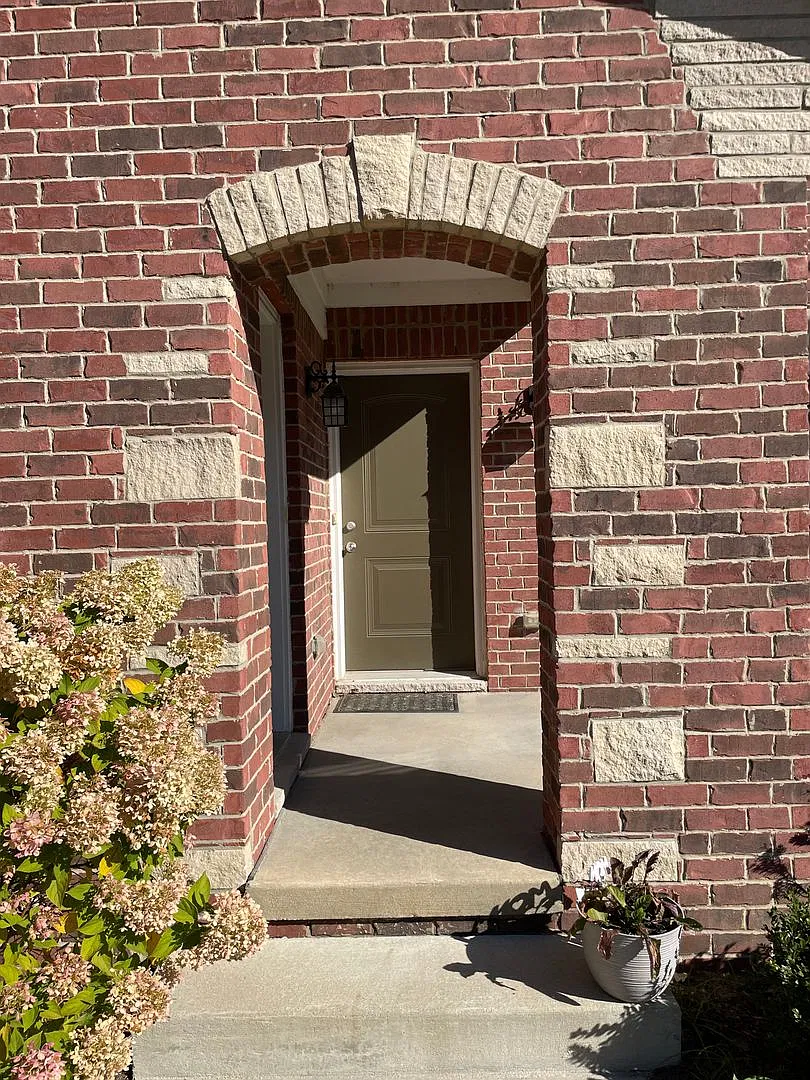 3-Bedroom, 2-Baths, 1350 SF condo-style apartment, Upper Unit in Shelby Township. — Photo 3
