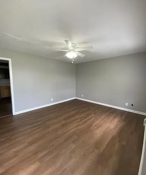 229 Newcastle Ct — Photo 3