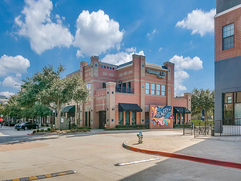 Varia at Highland Village — Photo 37