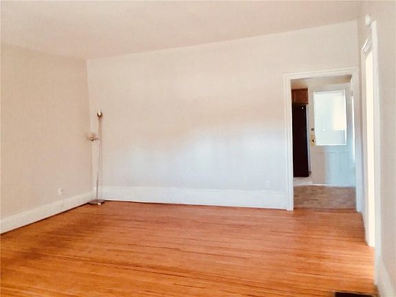 4th image of 25 Pleasant St