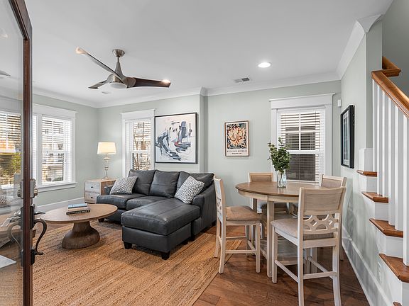 Living area, view upon entering