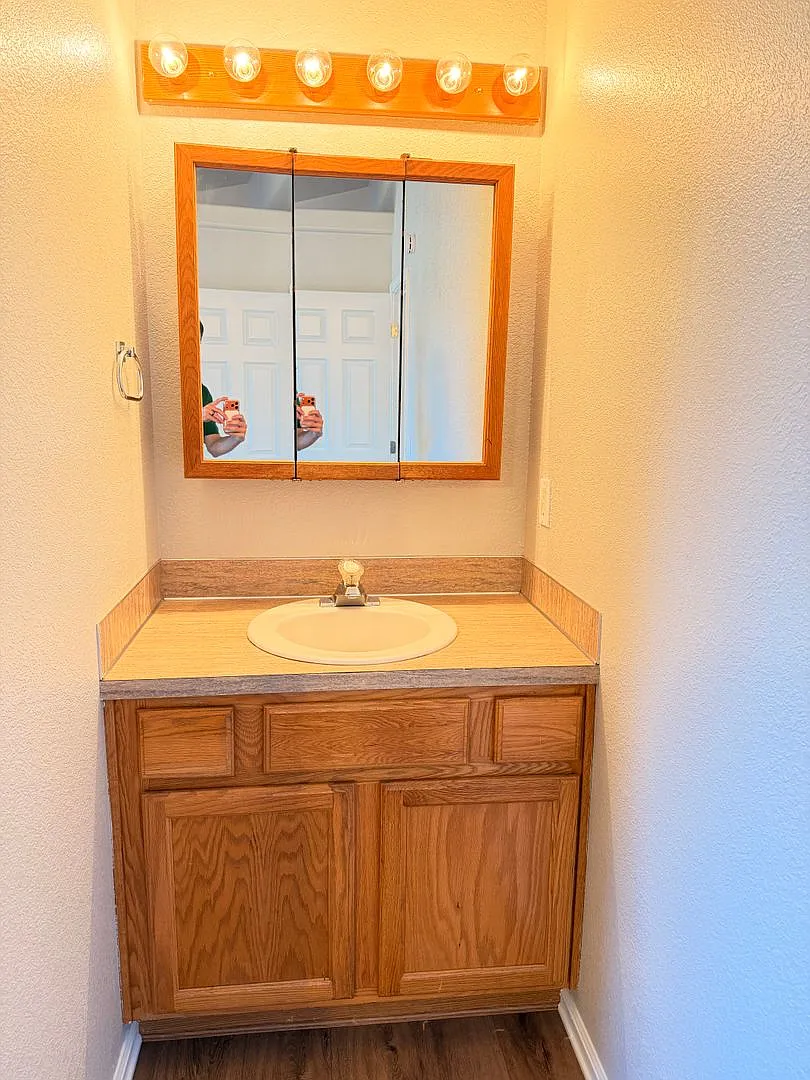 1-Bedroom unit with 2-car Garage and fenced yard — Photo 3