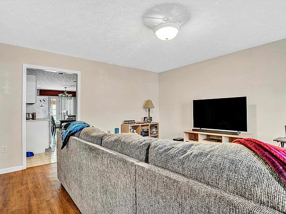 3rd image of 140 Jennifer St