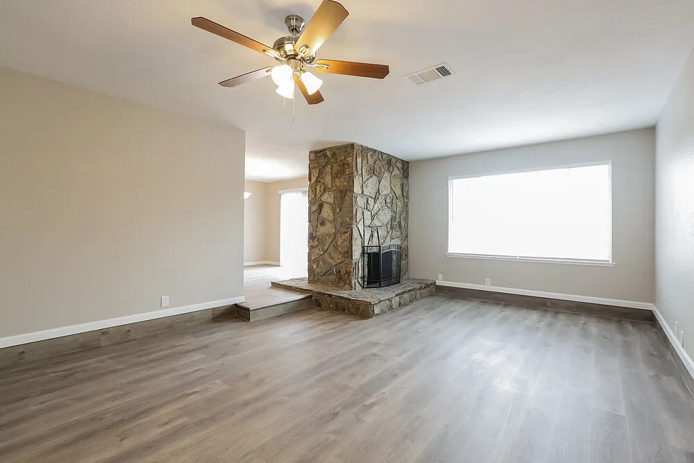 3 bed, 2.0 bath, 1620 sqft, $2,330 — Photo 3