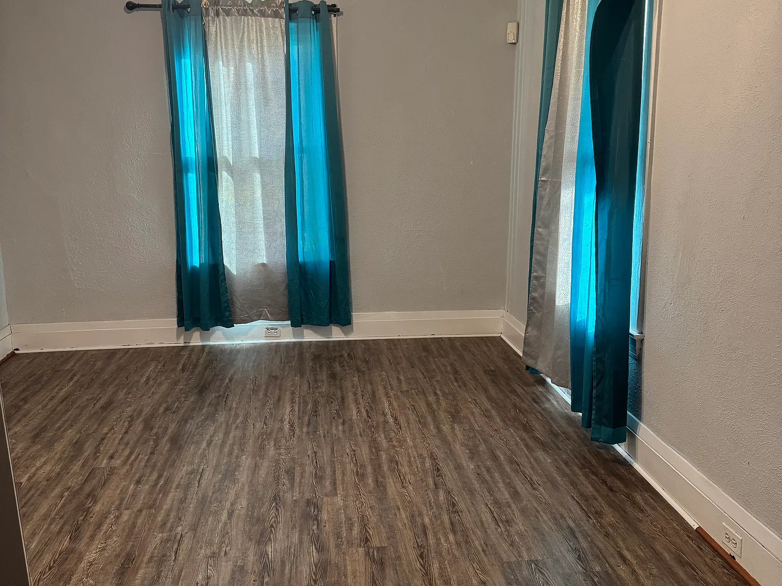 5 bed, 2000 sqft, $1,900 — Photo 2