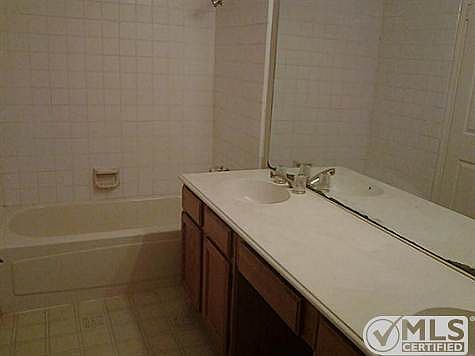 3rd image of 2406 Country Hollow Ln