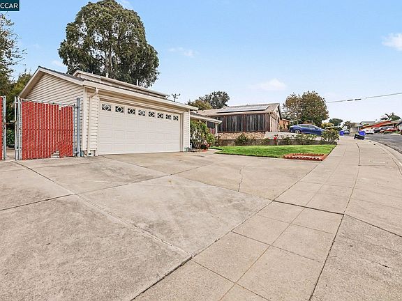 2nd image of 3007 Parker Rd