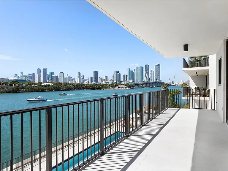 1000 Venetian Way #303 — Photo 2