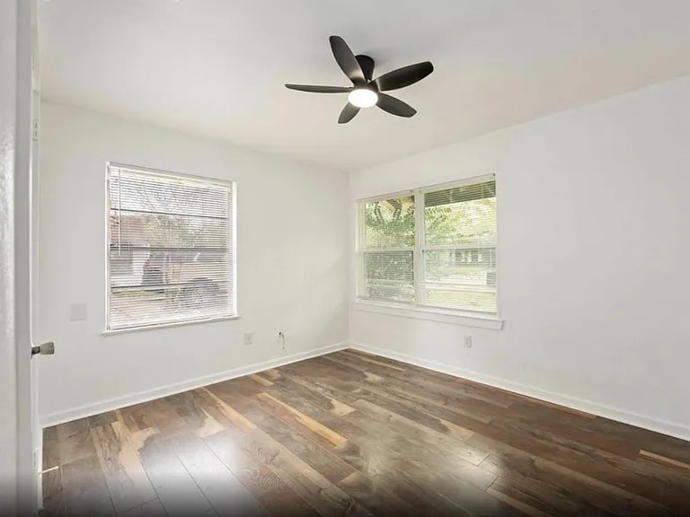 6043 Lyndhurst Dr — Photo 5