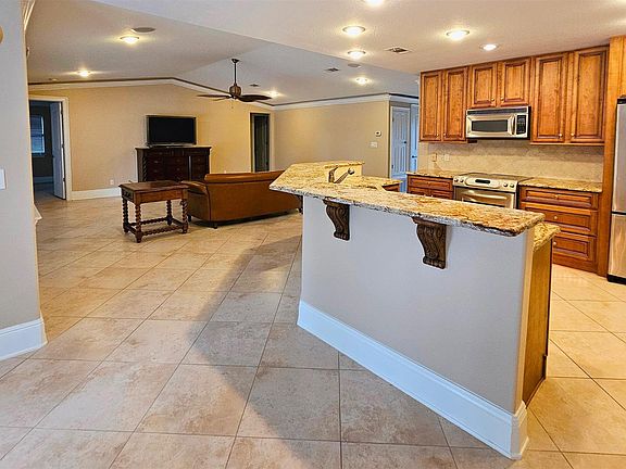3rd image of 2828 Venetian Ct