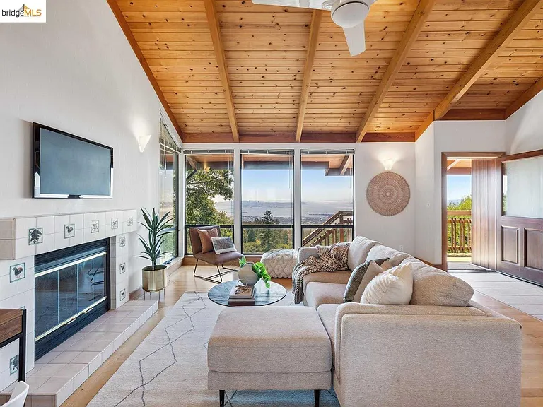 1360 Summit Rd — Photo 4